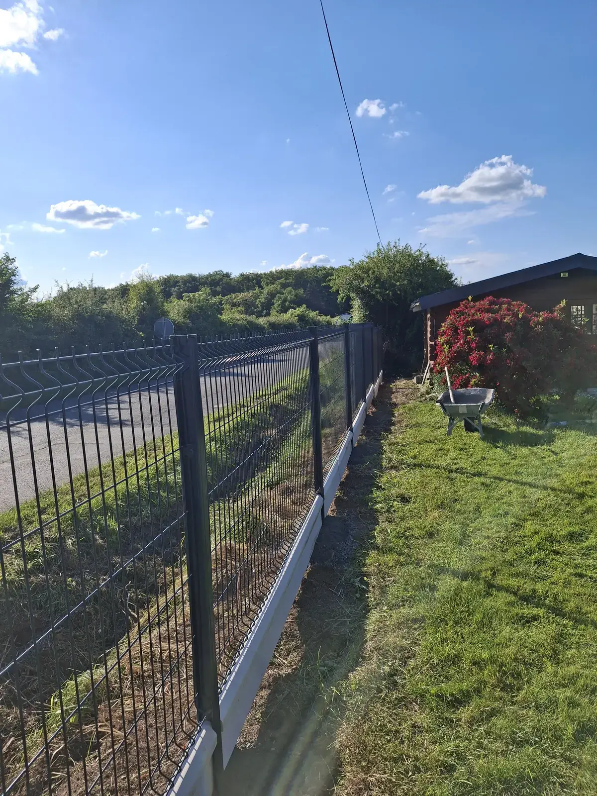 Clôture en grillage rigide posée en limite de parcelle — Le Carré Vert (37)