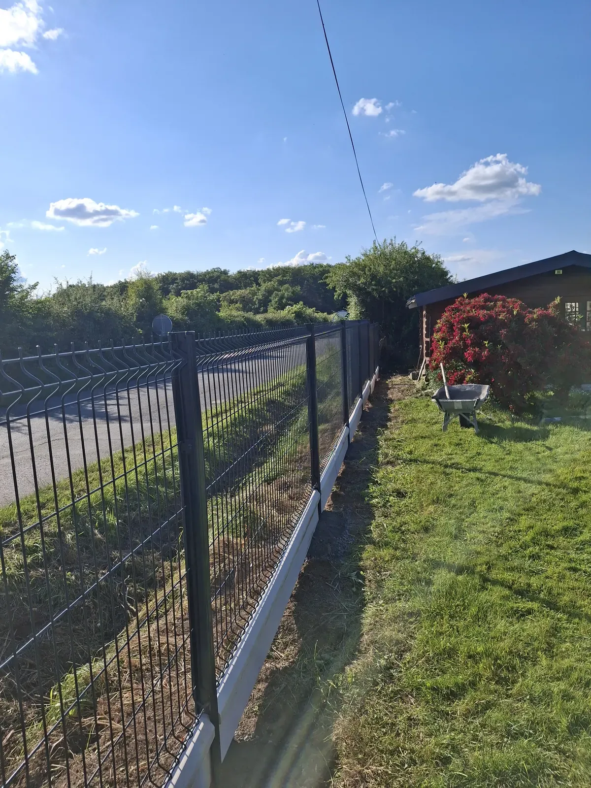 Clôture en grillage rigide posée en limite de parcelle — Le Carré Vert (37)