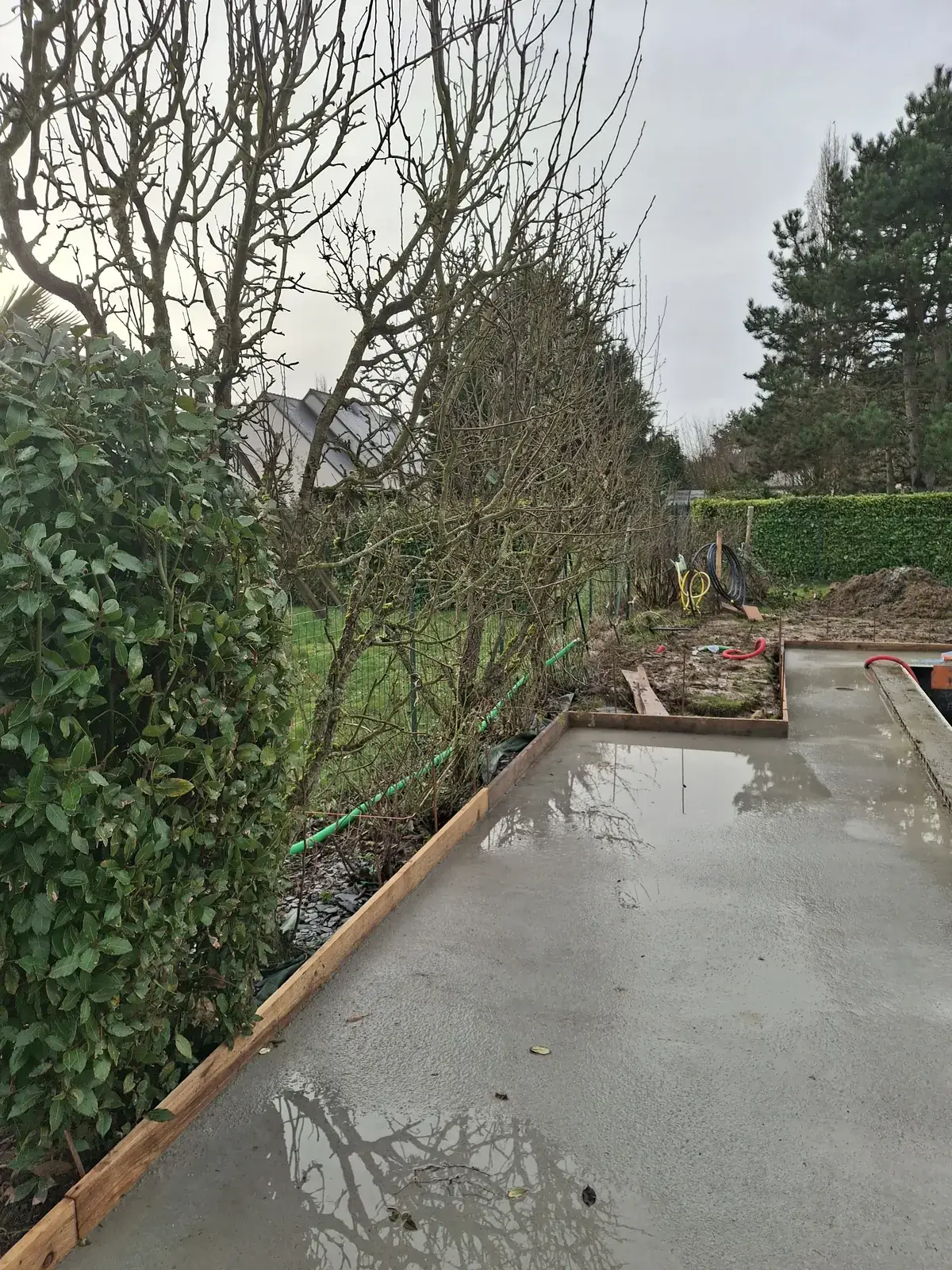 Dalle béton coulée entre deux murets paysagers — Le Carré Vert (37)