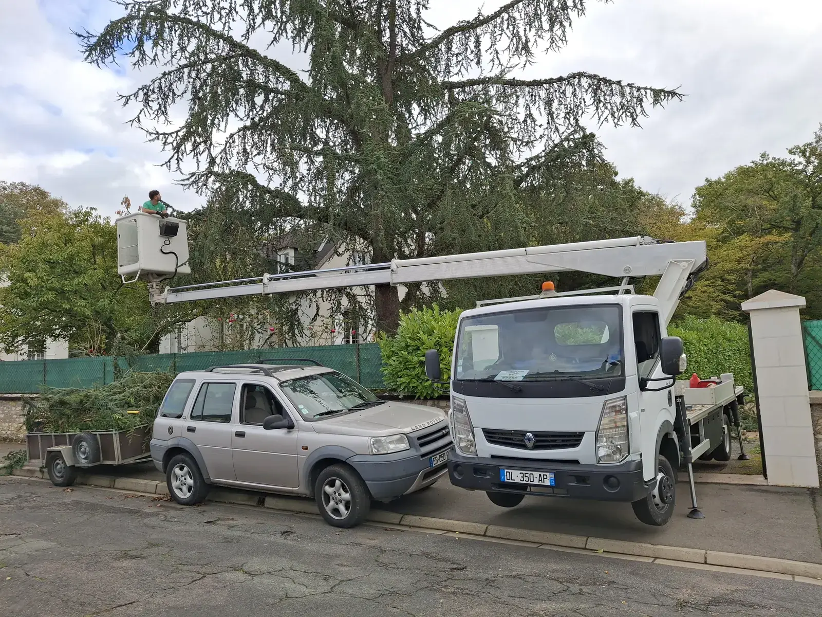 Camion nacelle du Carré Vert déployé sur un chantier d'élagage en Indre-et-Loire
