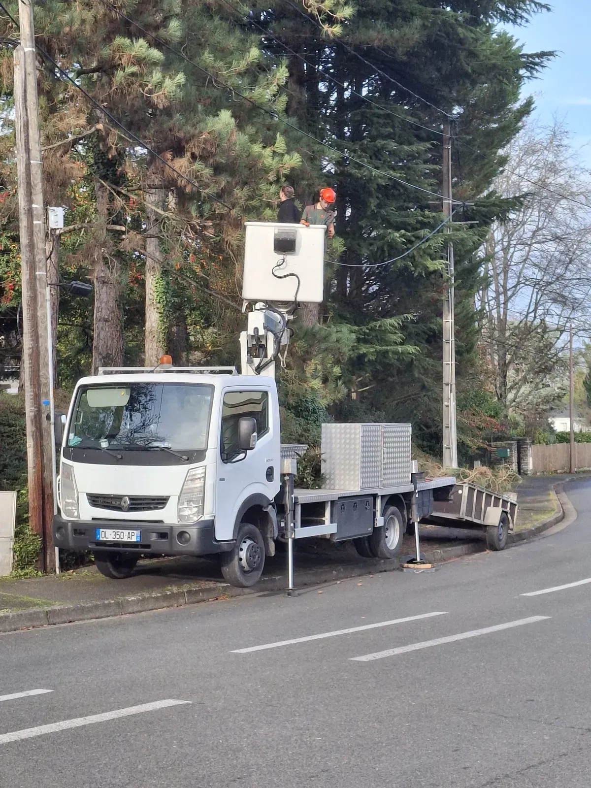 Camion nacelle du Carré Vert en intervention le long d'une rue arborée (37)
