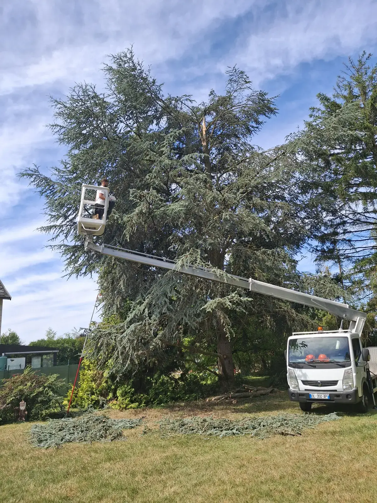 Nacelle du Carré Vert au travail au-dessus d'un jardin — Indre-et-Loire (37)