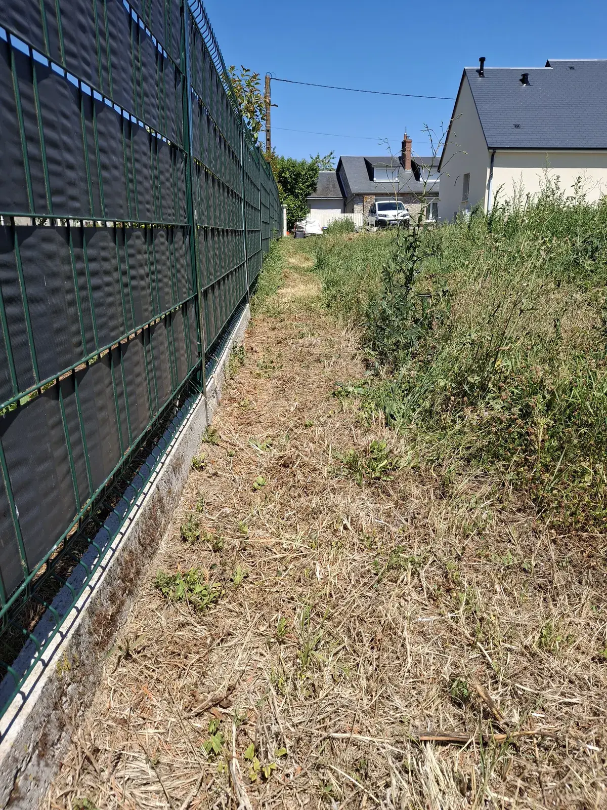 Désherbage le long d'une clôture rigide — Le Carré Vert, Indre-et-Loire (37)