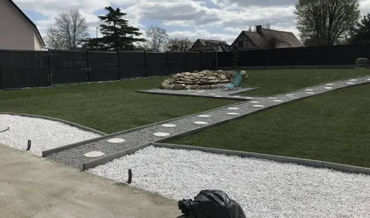 Jardin aménagé : allées en gravier, pas japonais et pelouse neuve — Le Carré Vert (37)