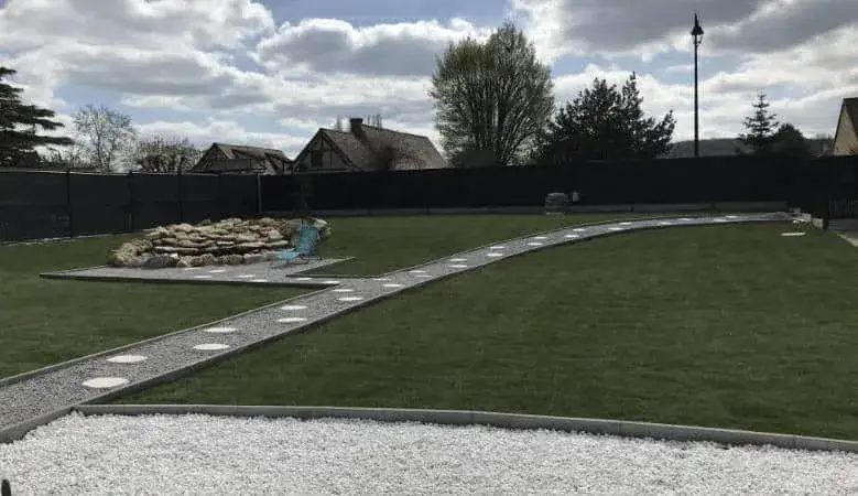 Pelouse neuve et allée en gravier blanc jalonnée de pas japonais — Le Carré Vert (37)
