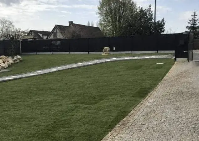 Pelouse neuve et allée pavée à l'entrée d'une propriété — Le Carré Vert (37)