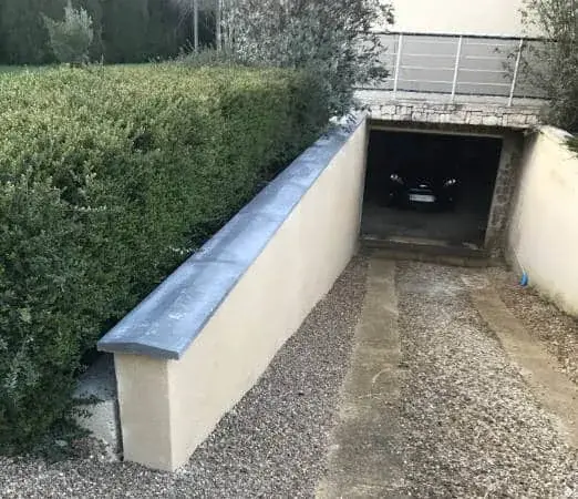 Mur de soutènement enduit et coiffé d'une couvertine en zinc — Le Carré Vert (37)