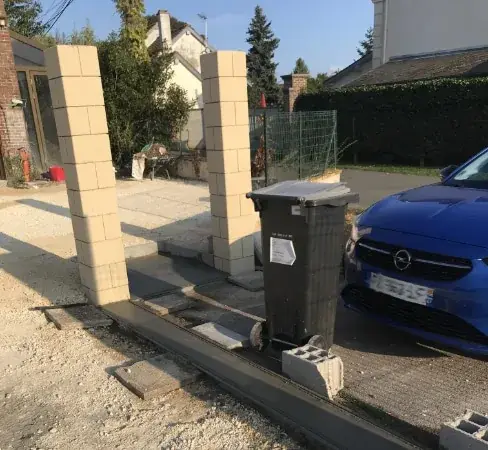 Piliers d'entrée en cours de construction au bord de l'allée — Le Carré Vert (37)