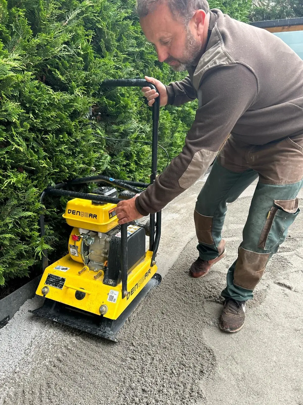 Compactage du lit de sable à la plaque vibrante — préparation du terrain par Le Carré Vert (37)