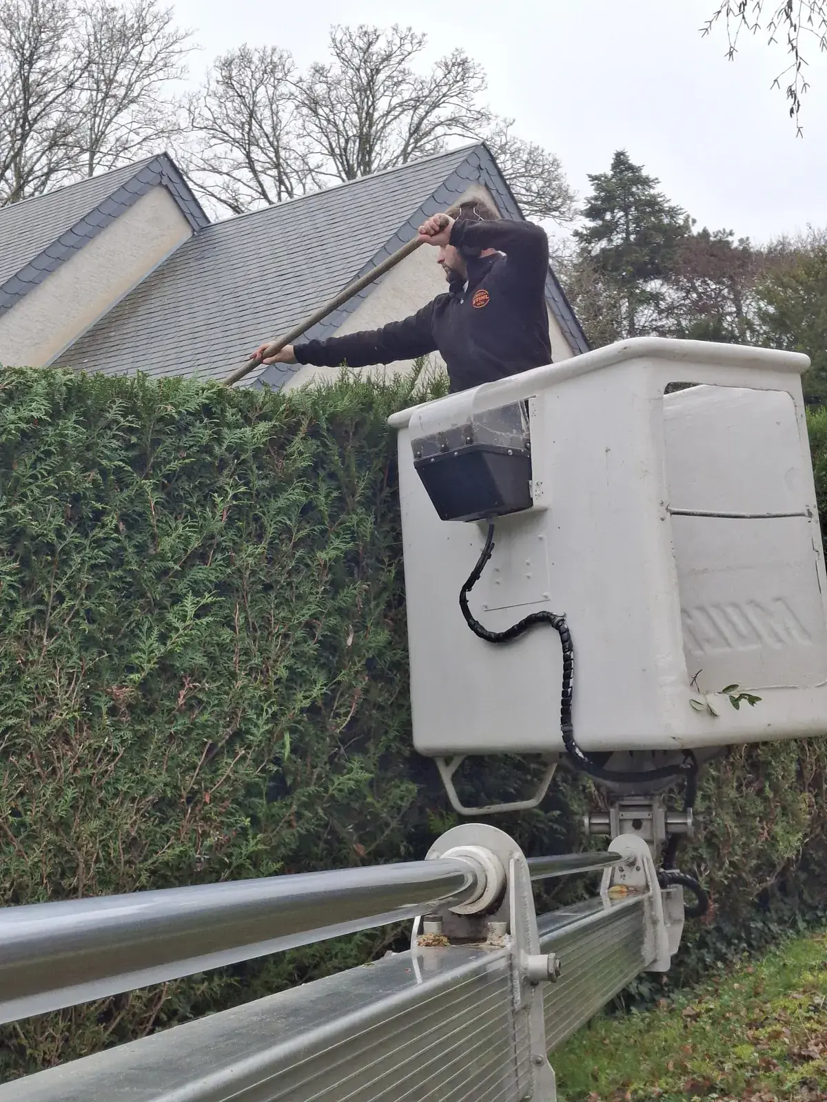 Taille d'une haie haute à la nacelle — Le Carré Vert, Indre-et-Loire (37)